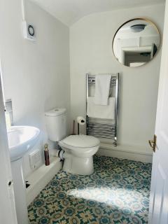 Newly Refreshed Cottage, New King Bed, Free Parking & WiFi - 6