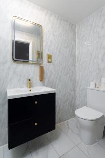 Flatzy City Centre Retreat Sleeps 8 2 baths - 2