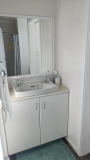 Hill view apartment close to ferry and city - 4