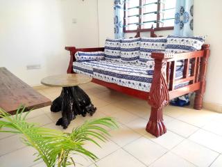 Cozy 1 Bedroom House by the Beach - 9
