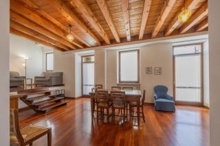 Timber and Light Spacious Apartment with Balcony - 7