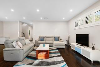 4BR Doncaster Home Dual Ensuites & Deck - 8