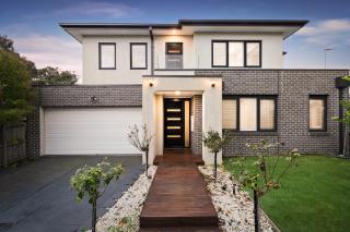 4BR Doncaster Home Dual Ensuites & Deck - 0