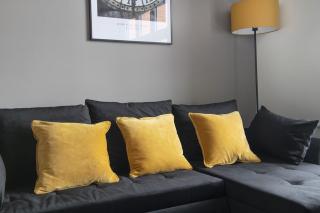 Stylish 2-Bed Apt - Central Location & Parking - 1