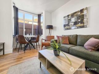 Spacious 2 Bed Home in Gloucester by Amber Stays - Perfect for Business & Contractors, FREE Parking - 9