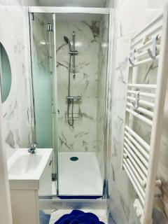 2 Parisian suburbs, 5-room apartment, room rental - 3