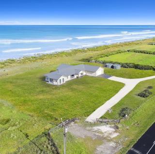 Luxurious Home on the Beachside - 9