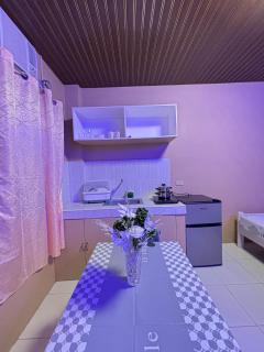 Reg'z Boarding House - 1