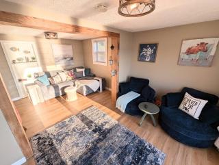 Dogs Stay Free! Fenced Lakefront Home with Sunsets - 8