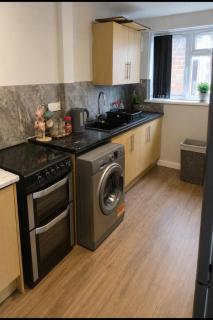 House Sleeps 6 with Hot Tub and Parkingcheaiesst than on any site - 5