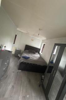 House Sleeps 6 with Hot Tub and Parkingcheaiesst than on any site - 7