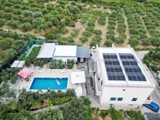 Holiday Home Villa Rimac in Kastel Stafilic mit Garten- Grill by Interhome - 2