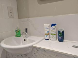 Modern Flat Ideal for Short & Long Stays in Sheffield South Yorshire - 5