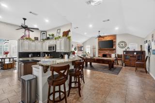 Roaring Fireplace Family Basecamp Midland TX home - 8