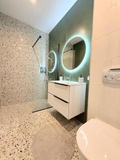 AXXIS Sea Breeze Luxury Apartment - 4