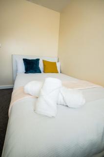 3 Bedroom Serviced Home with Ensuite and Work Desk Bilston - 6