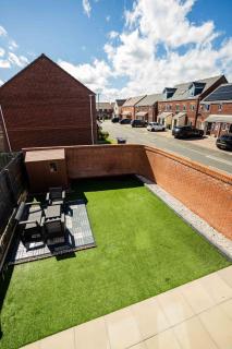 3 Bedroom Serviced Home with Ensuite and Work Desk Bilston - 5