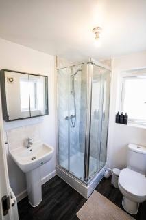 3 Bedroom Serviced Home with Ensuite and Work Desk Bilston - 4
