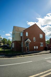 3 Bedroom Serviced Home with Ensuite and Work Desk Bilston - 8