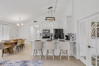 Cozy Colony Cottage - 8