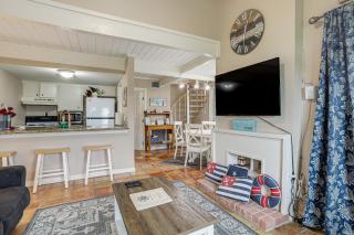Walk to Matagorda Beach! Condo w/ Pool Access - 3