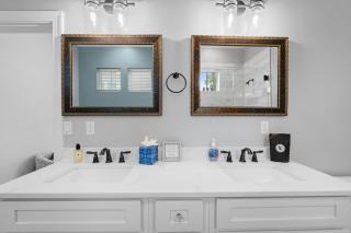 Villa Mojito Lakefront Home and APTs Sleeps 24 - 7