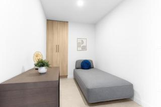 Luxury 1BR plus Den - Rooftop Pool - Close to Everything - 4