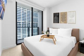 Luxury 1BR plus Den - Rooftop Pool - Close to Everything - 5