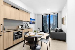 Luxury 1BR plus Den - Rooftop Pool - Close to Everything - 8