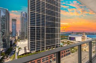 Luxury 1BR plus Den - Rooftop Pool - Close to Everything - 9