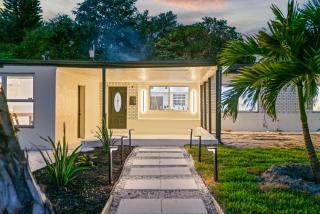 Resort-Style Miami Home Pool Sauna & Jaccuzi - 3