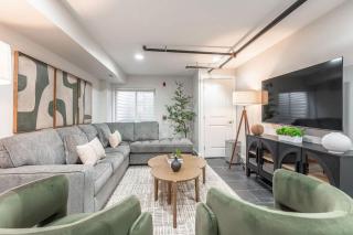 Comfy 4Bed 5Bath Duplex w 2 Car Parking and Roofdeck - 1