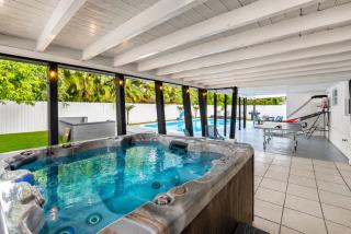 Resort-Style Miami Home Pool Sauna & Jaccuzi - 9