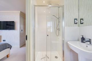 Stunning House • 30-Min to Silverstone • Office • Balcony • Parking • Self-Check-In • Yoko Property - 4