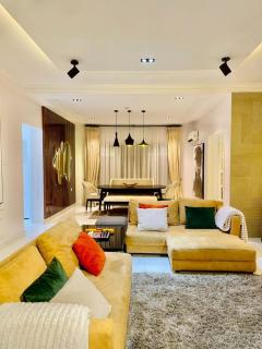 A Luxurious 3 Bedroom Apartment - 0
