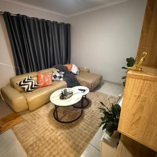 UrbanCharm Bendor Stylish Luxury Near Mall of the North - 9