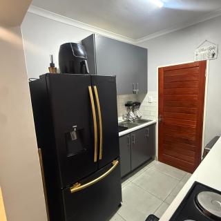 UrbanCharm Bendor Stylish Luxury Near Mall of the North - 5