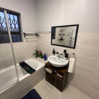 UrbanCharm Bendor Stylish Luxury Near Mall of the North - 2