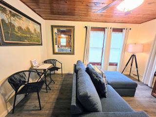 #08 - One Bedroom Lakeview Cottage-Pet Friendly - 3