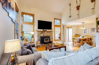 Ski Chalet-Inspired Home with AC and Private Deck - 9