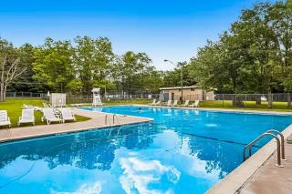 Woodland Cabin with Firepit Pools & Lake Beach - 0