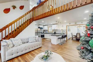 Lakeside Chalet with Hot Tub Fire Pit & Game Room - 7