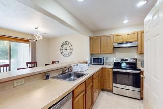 Comfy Townhouse with AC Wood Fireplace & Deck - 3