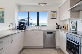 Mt Maunganui 3BR Beach Haven - Garage and Air-con - 6