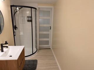 Renovated Apt Modern Kitchen & Bath Mins to NYC - 6
