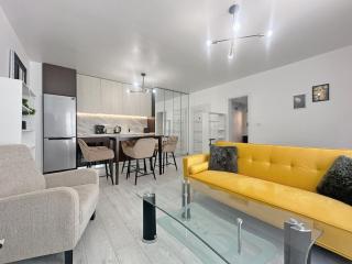 Aura 1 BDR Brand New Fast Wi-Fi & Balcony - 9