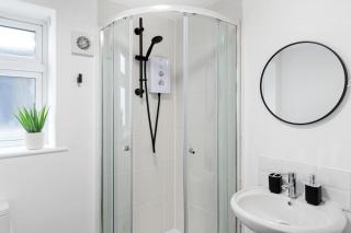 Cosy 2-Bed Apt Central Location Parking - 4