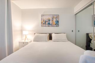 Stunning DT Waterfront Suite with Swimming Pool - 8
