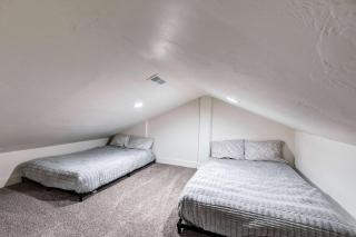 Dog-friendly townhome with hot tub tennis & private balcony - 8