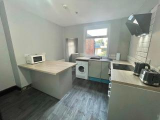 7 Bedroom House - Next to Parklife Festival - 7
